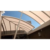 empresa de cobertura de lona abre e fecha Cosmópolis